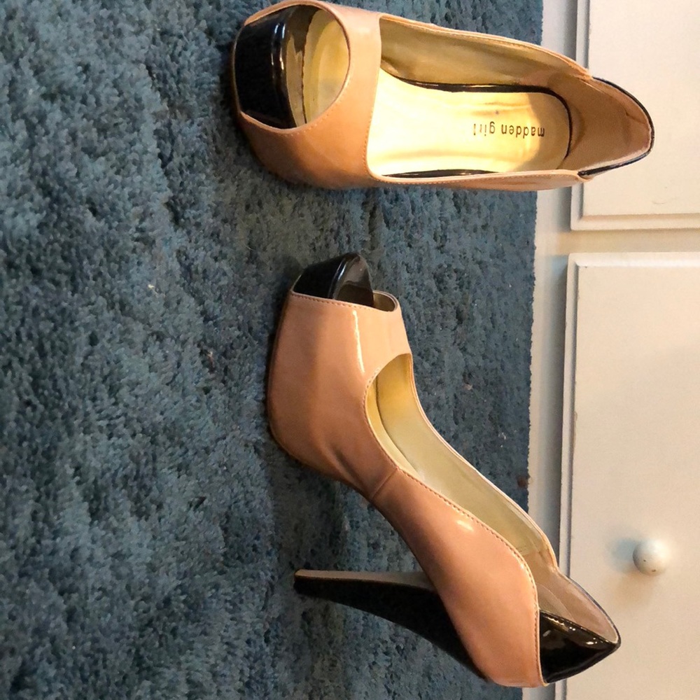 Nude and black pumps